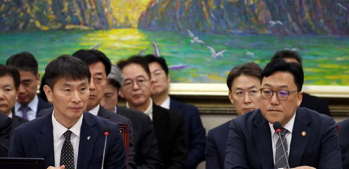 이복현 금융감독원장과 김병환(오른쪽) 금융위원장이 18일 오전 서울 여의도 국회에서 열린 정무위원회 전체회의에서 의원들의 질의를 듣고 있다. ⓒ 파이낸셜데일리 / 뉴시스