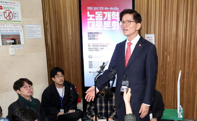 김문수 고용노동부 장관이 19일 오전 서울 여의도 국회 의원회관 세미나실에서 열린 2030·장년 모두 Win-Win하는 노동개혁 대토론회를 마치고 취재진의 질문에 답변하고 있다. ⓒ 파이낸셜데일리 / 뉴시스