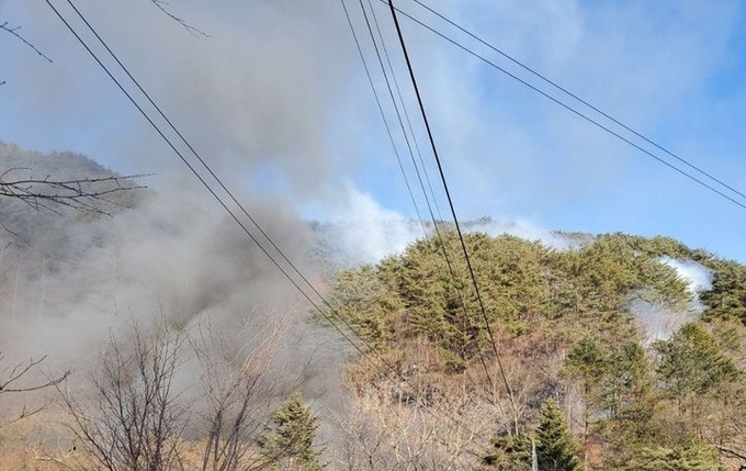 지난 17일 산림당국은 이날 오후 3시 52분경 강원 홍천군 서석면 어론리 산132-1 일원에서 산불이 발생하여 진화 중이다고 밝혔다. ⓒ 파이낸셜데일리 / 산림청