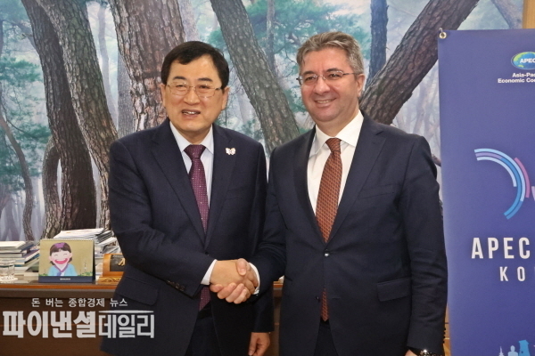 주낙영 경주시장이 다토 모하메드 잠루니 빈 카리드(Dato' Mohd Zamruni Bin Khalid) 주한말레이시아 대사 교류 및 협력 방안에 대해 의견ⓒ파이낸셜데일리/경주시