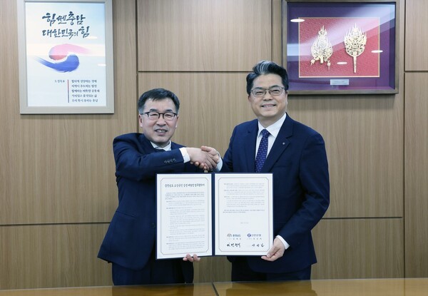 지난 19일 충청남도 홍성군 충청남도청에서 충청남도와 공공배달앱 서비스 운영을 위한 업무협약을 체결하고 신한은행 영업추진3그룹 양군길 부행장(오른쪽)과 충청남도 전형식 정무부지사가 기념 촬영하는 모습이다. ⓒ 파이낸셜데일리 / 신한은행
