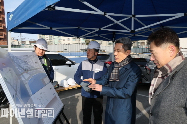 이강덕 시장 동빈대교 공사 진행 상황을 점검하고 관계자격려ⓒ파이낸셜데일리/포항시