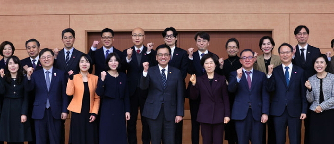 최상목 대통령 권한대행 부총리 겸 기획재정부 장관이 24일 서울 종로구 정부서울청사 별관에서 열린 2050 탄소중립녹색성장위원회 제2기 출범식에서 한화진 공동위원장을 비롯한 제2기 민간위원들과 기념촬영하고 있다. ⓒ 파이낸셜데일리 / 뉴시스