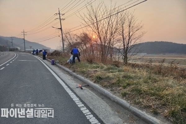 천북면 주요 도로 일대에서 APEC 클린데이 캠페인과 함께 환경정비 활동 ⓒ파이낸셜데일리/경주시