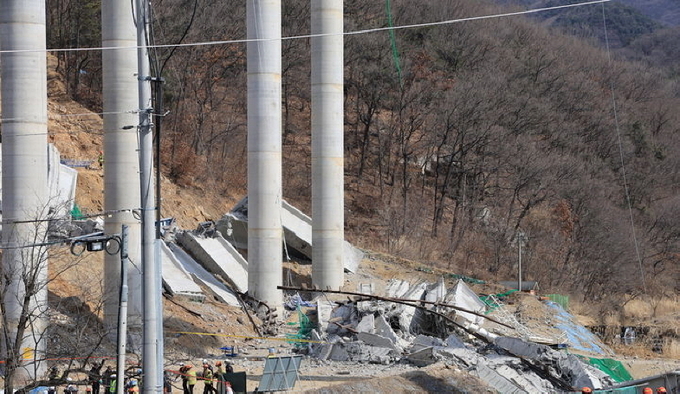 25일 오전 경기도 안성시 서운면 산평리의 한 고속도로 공사 현장에서 교각이 붕괴돼 작업자들이 매몰됐다. ⓒ 파이낸셜데일리 / 뉴시스