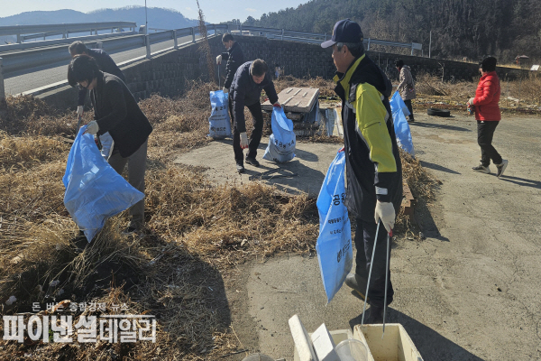 풍각면 주민자치위원회 송서리 하천변에서 환경정화 활동ⓒ파이낸셜데일리/청도군