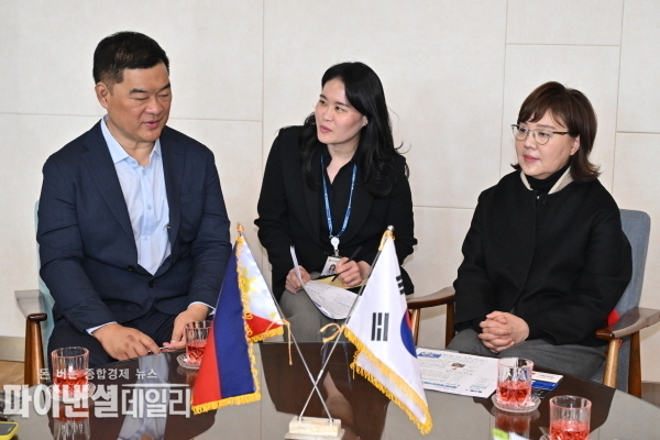 양금희경북도 경제부지사와의 면담에서 프레데릭 시아오 일리간시장은 수력발전소 확장, 재생에너지 사업 협력 등 당면 현안을 논의 ⓒ파이낸셜데일리/경북도