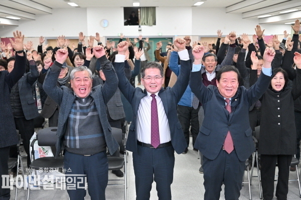 대구 군부대 이전 최종 선정에 기쁘하는 김진열 군위군수(가운데) 장병익 추진위원장 외 군민들이 군부대 최종 이전지 선정 소식이 전해지자 기쁨을 나누며 성과를 축하하고 있다ⓒ파이낸셜데일리/군위군