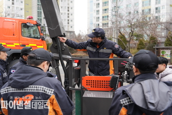 대형화재 및 고층건물 화재 발생 시 신속한 현장 대응을 위해 특수차량 조작훈련 ⓒ파이낸셜데일리/경산소방서