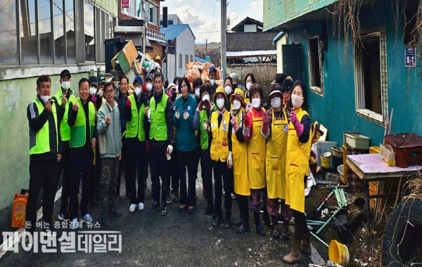 최근 주택 화재로 피해를 입은 가정을 돕기 위해 지역 자원봉사단체들이 힘을 모아 청소 봉사활동 ⓒ파이낸셜데일리/군위군