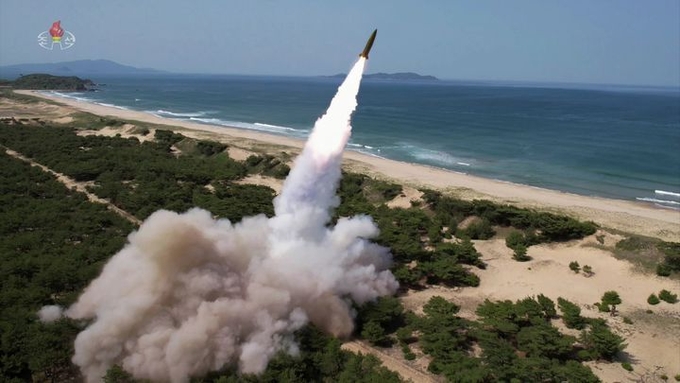 김정은 북한 국무위원장이 지난 17일 조선동해상에서 진행된 새로운 자치유도항법체계를 도입한 전술탄도미사일 시험사격을 참관했다고 18일 조선중앙TV가 보도했다. 조선중앙TV 캡처 ⓒ 파이낸셜데일리 / 뉴시스