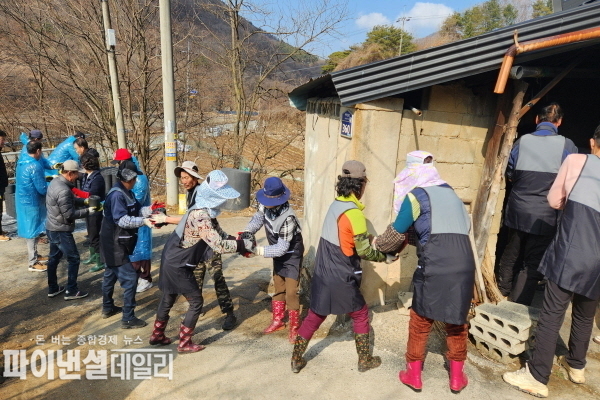 취약계층 홀몸노인 가구 국가유공자 홀몸노인 가구 각각 연탄(650장)과 생활에 필요한 가전제품 전달ⓒ파이낸셜데일리/군위군