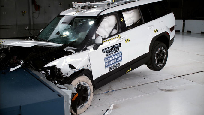 미국 고속도로안전보험협회(IIHS) 정면 충돌 시험 중인 현대차의 중형 SUV 모델 '2025 싼타페' 모습. ⓒ 파이낸셜데일리 / IIHS