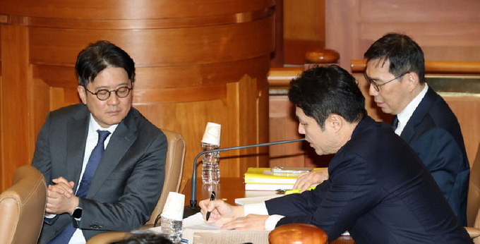  이창수(왼쪽부터) 서울중앙지검장, 최재훈 반부패수사2부장검사, 조상원 4차장검사가 24일 오후 서울 종로구 헌법재판소 대심판정에서 열린 탄핵심판 2차 변론기일에서 대화를 나누고 있다. ⓒ 파이낸셜데일리 / 뉴시스