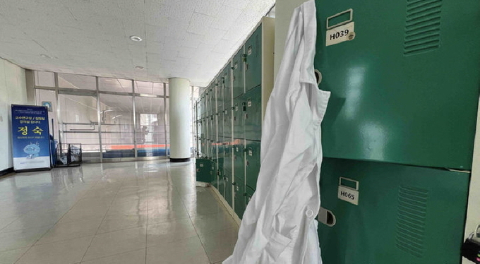 정부가 의과대학 입학정원을 재검토한 가운데 11일 오후 서울 시내의 한 의과대학 사물함에 흰 가운이 놓여 있다. ⓒ 파이낸셜데일리 / 뉴시스