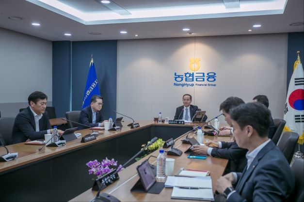 13일 서울 중구 농협금융지주 본사에서 이찬우 회장(가운데)이 내부통제협의회를 주재하고 있다. ⓒ 파이낸셜데일리 / 농협금융