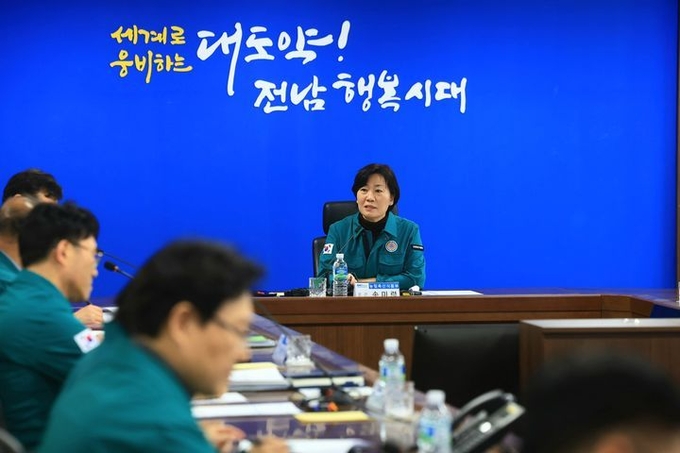  송미령 농림축산식품부 장관이 17일 전남도청 가축방역 상황실을 방문해 전라남도의 구제역 방역관리 상황을 점검하고 있다. ⓒ 파이낸셜데일리 / 농식품부