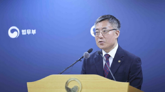 김석우 법무부 장관 직무대행이 2일 오전 경기 과천시 법무부 청사에서 신 출입국 이민정책 진행 상황 브리핑을 하고 있다. ⓒ 파이낸셜데일리 / 뉴시스