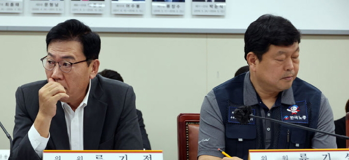 지난해 7월 11일 세종시 정부세종청사에서 열린 최저임금위원회 제10차 전원회의서 류기정 사용자 위원과 류기섭 근로자 위원의 시선이 엇갈리고 있다. ⓒ 파이낸셜데일리 / 뉴시스