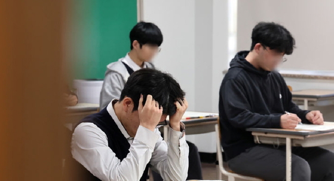 2026학년도 대학수학능력시험 대비 올해 첫 전국연합학력평가(모의고사)가 진행된 지난달 26일 부산 동구 부산고등학교 3학년 교실에서 학생들이 문답지를 받은 뒤 대기하고 있다. ⓒ 파이낸셜데일리 / 뉴시스