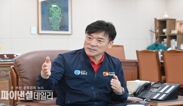 사과브랜드 부문 「청송사과」가 13년 연속, 도시브랜드 부문 「산소카페 청송군」 6년 연속 대상수상 김경희 청송군수 ⓒ파이낸셜데일리/청송군
