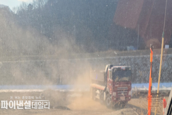  비산먼지 저감시설에 대한 환경법으로 위배되는 현장 ⓒ파이낸셜데일리/박미화 기자