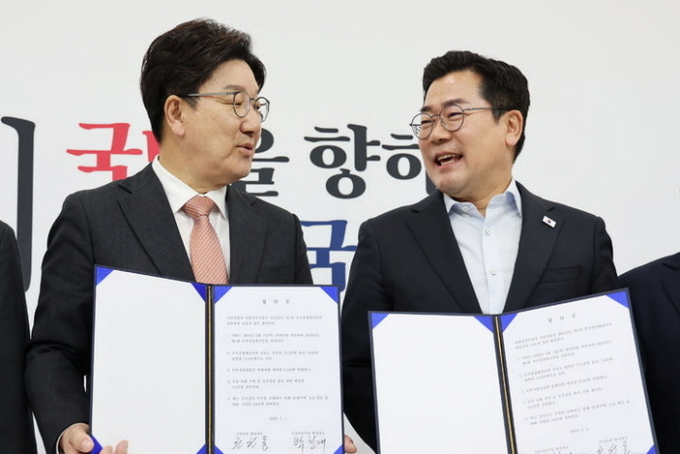 권성동 국민의힘 원내대표와 박찬대 더불어민주당 당대표 직무대행 겸 원내대표가 1일 오전 서울 여의도 국회에서 추경안 합의문에 서명한 뒤 기념촬영을 하고 있다. ⓒ 파이낸셜데일리 / 뉴시스