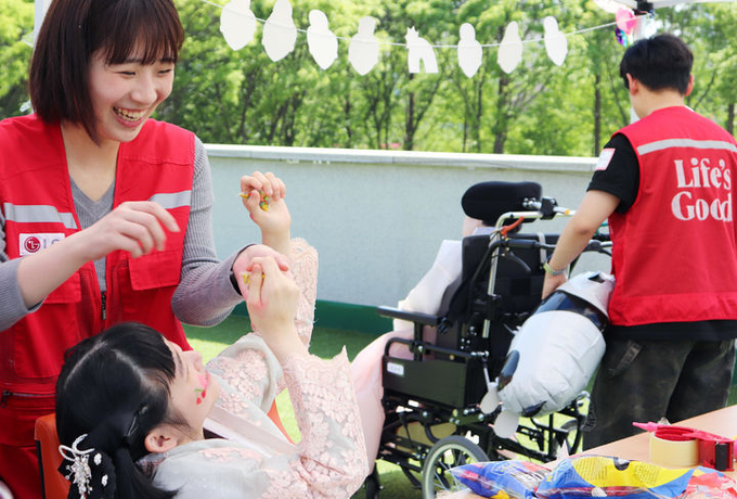 LG전자 임직원으로 구성된 '라이프스굿 봉사단'이 지난 30일 서울 강동구에 위치한 암사재활원을 찾아 장애 아동·청소년들과 다양한 체험 활동을 함께 하며 행복한 시간을 보냈다. ⓒ 파이낸셜데일리 / LG전자