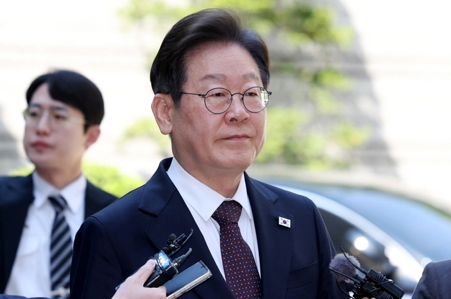 이재명 더불어민주당 제21대 대통령 선거 후보가 지난달 29일 오전 서울 서초구 서울중앙지방법원에서 '대장동 배임 및 성남FC 뇌물 의혹' 혐의와 관련 공판에 출석하고 있다. ⓒ 파이낸셜데일리 / 뉴시스