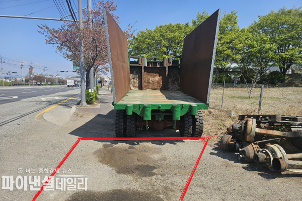 금포리 인도에 불법 주차한 불법 제작된 트럭 뒤 기름 유출 현장 ⓒ파이낸셜데일리/ 박미화 기자