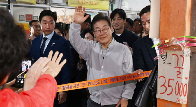민심을 청취하는 '경청 투어'에 나선 이재명 더불어민주당 대선후보가 7일 전북 임실군 임실전통시장에서 시민들에게 인사를 하고 있다. ⓒ 파이낸셜데일리 / 뉴시스
