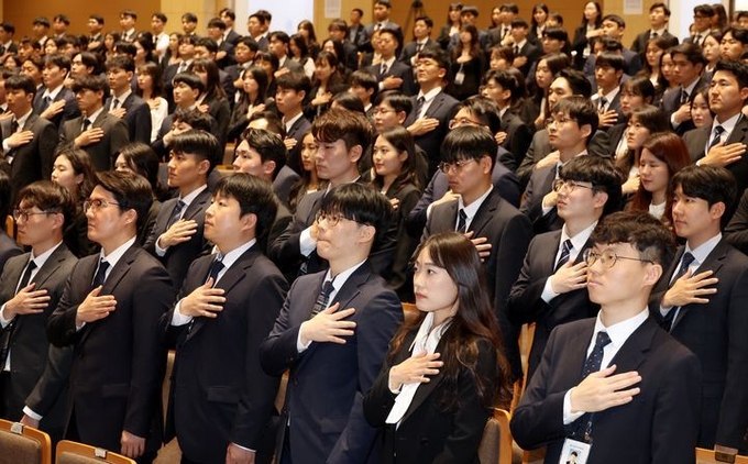 지난해 5월 13일 충북 진천군 국가공무원인재개발원에서 열린 '제69기 신임관리자과정 입교식'에서 교육생들이 국민의례를 하고 있다. ⓒ 파이낸셜데일리 / 인사혁신처