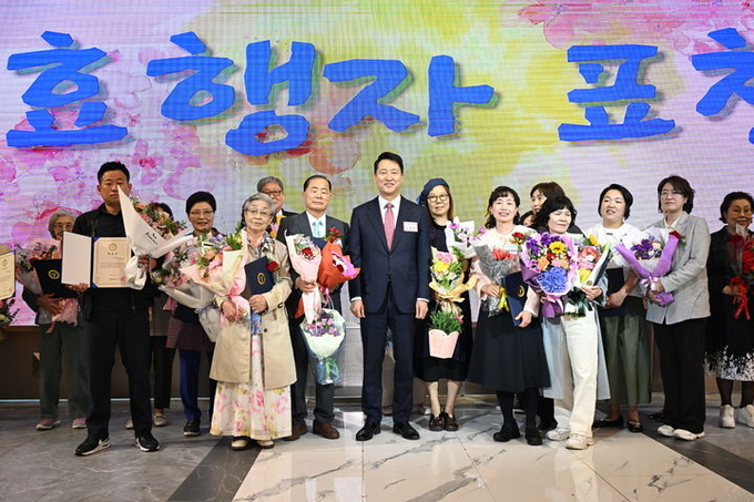 오세훈 서울시장이 8일 열린 '제53회 어버이날 기념식'에서 효행 유공자들과 기념사진을 촬영하고 있다.ⓒ 파이낸셜데일리 / 서울특별시