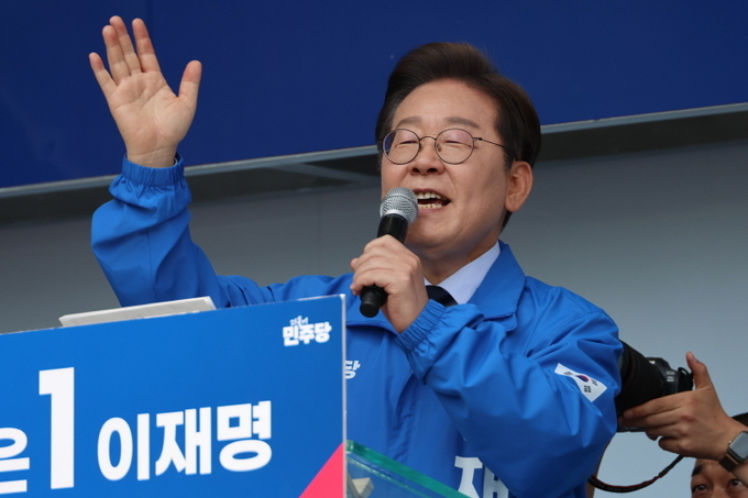 이재명 더불어민주당 대선 후보가 13일 경북 구미시 구미역 광장에서 열린 유세에서 지지호소를 하고 있다. ⓒ 파이낸셜데일리 / 뉴시스