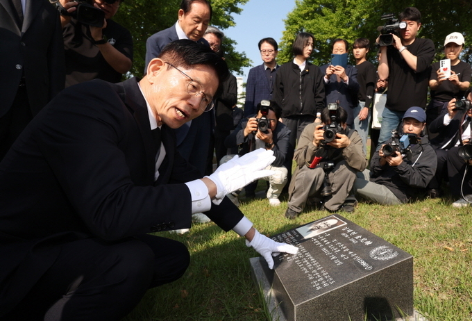 김문수 국민의힘 대선 후보가 13일 대구 국립신암선열공원을 찾아 대구 출신 항일 독립운동가 김태련 지사의 묘역을 참배하고 있다. ⓒ 파이낸셜데일리 / 뉴시스