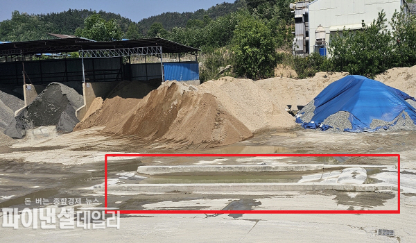  삼보레미콘 작업장내 비산먼지 저감시설인 세륜시설에는 혼탁한 물과 슬러지가 고여 있는 현장 ⓒ파이낸셜데일리/박미화 기자