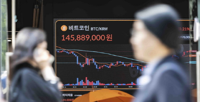 가상화폐 비트코인이 미·중 무역 협상 기대감에 주말 동안 1억4600만원대를 회복하며 80일 만에 반등한 12일 서울 강남구 빗썸 고객 라운지 전광판에 시세가 나오고 있다. ⓒ 파이낸셜데일리 / 뉴시스