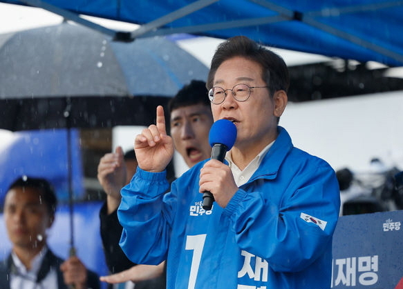 이재명 더불어민주당 대선 후보가 15일 전남 여수시 이순신광장에서 열린 집중유세에서 연설을 하고 있다. (공동취재) 