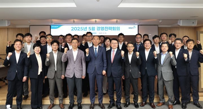 박병희 NH농협생명 대표가(앞줄 왼쪽 다섯 번째) 지난 19일 서울 본사에서 열린 '2025년 5월 경영전략회의'를 마치고 기념촬영을 하고 있다. ⓒ 파이낸셜데일리 / NH농협생명
