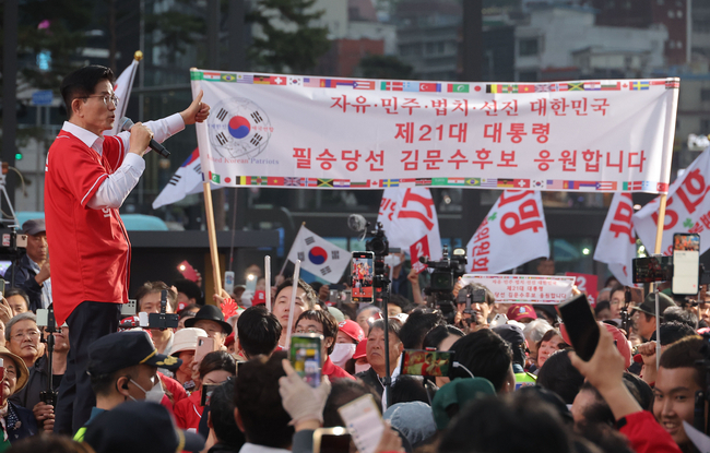 김문수 국민의힘 대선 후보가 19일 저녁 서울역 광장에서 유세를 하고 있다. ⓒ 파이낸셜데일리 / 뉴시스