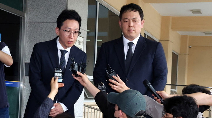 법무법인 대륜 손계준(오른쪽), 천정민 변호사가 21일 오후 서울 중구 남대문경찰서 앞에서 '유심유출 유영상 SKT 대표이사 고발'과 관련 고발인 조사를 받기 위해 출석하며 취재진의 질문에 답변하고 있다. ⓒ 파이낸셜데일리 / 뉴시스