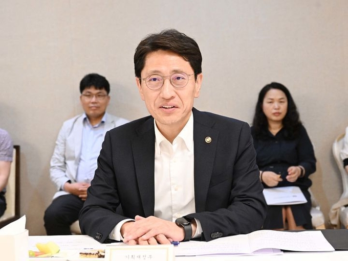김윤상 기획재정부 차관이 21일 서울 종로구 정부서울청사에서 제4차 비축전문위원회를 주재하고 있다. ⓒ 파이낸셜데일리 / 기획재정부