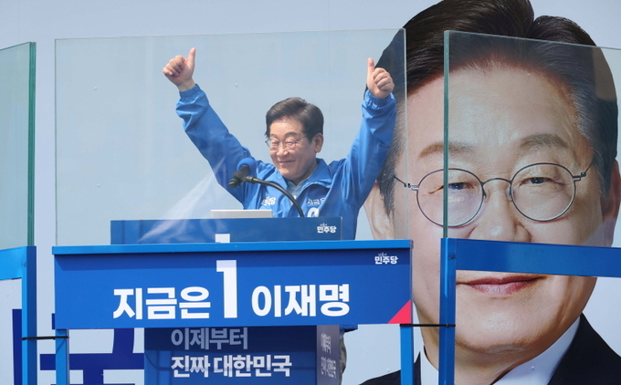 이재명 더불어민주당 대선후보가 26일 경기 용인시 수지구 단국대 죽전캠퍼스 정문에서 유세를 하고 있다. ⓒ 파이낸셜데일리 / 뉴시스