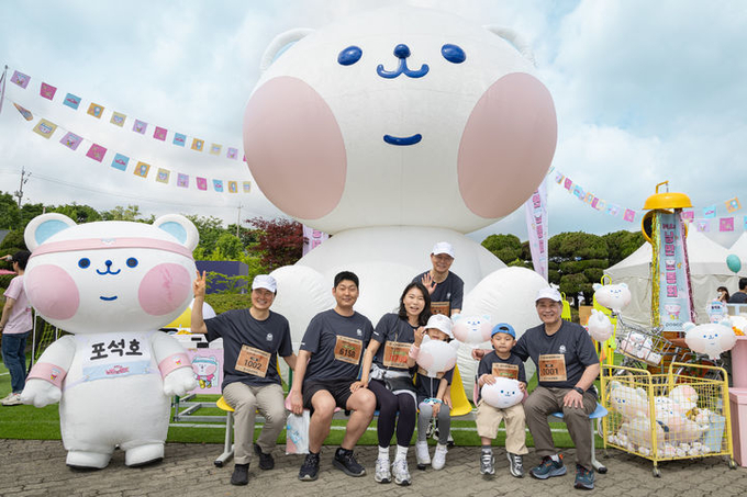 포스코는 지난 17일 한국철강협회가 개최한 '2025 철강 마라톤 대회'에서 임직원 및 가족들을 위한 '포석호의 낭만운동회' 이벤트 부스를 운영했다. 사진은 포스코그룹 직원 가족들이 장인화 회장(앞줄 오른쪽), 이희근 포스코 사장(앞줄 왼쪽), 이주태 포스코홀딩스 사장(뒷줄)과 기념촬영을 하고 있는 모습. ⓒ 파이낸셜데일리 / 포스코