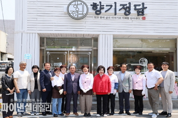 안문길 의장과 의원들은 어르신들과 식사를 함께하며 운영 현황을 살펴보고, 일자리 제공을 통한 사회 참여와 활기찬 노후생활을 응원했다 ⓒ파이낸셜데일리/경산시의회