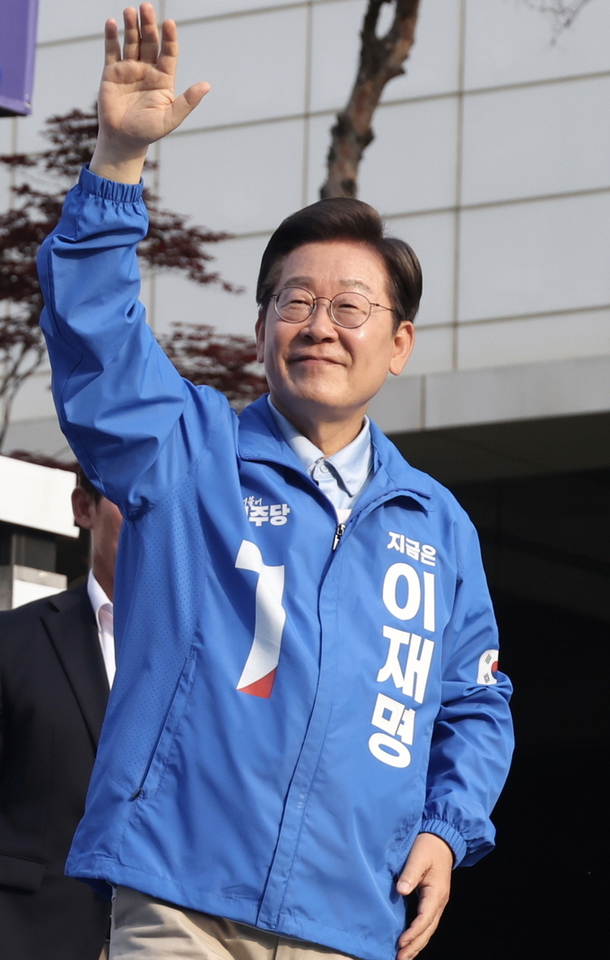 이재명 더불어민주당 대선 후보가 26일 경기 남양주 평내호평역 광장에서 열린 유세에서 시민들에게 지지를 호소하고 있다. ⓒ 파이낸셜데일리 / 뉴시스