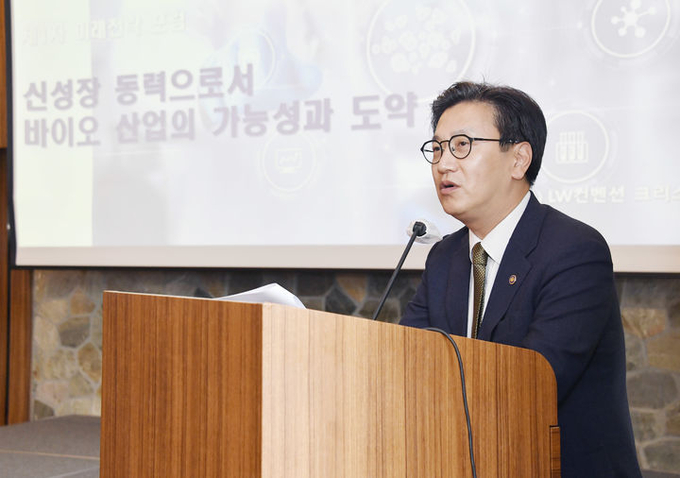 김범석 기획재정부 장관 직무대행 1차관이 28일 서울 중구 LW컨벤션 센터에서 열린 '제1회 미래전략포럼'에 참석, 모두발언을 하고 있다. ⓒ 파이낸셜데일리 / 기재부