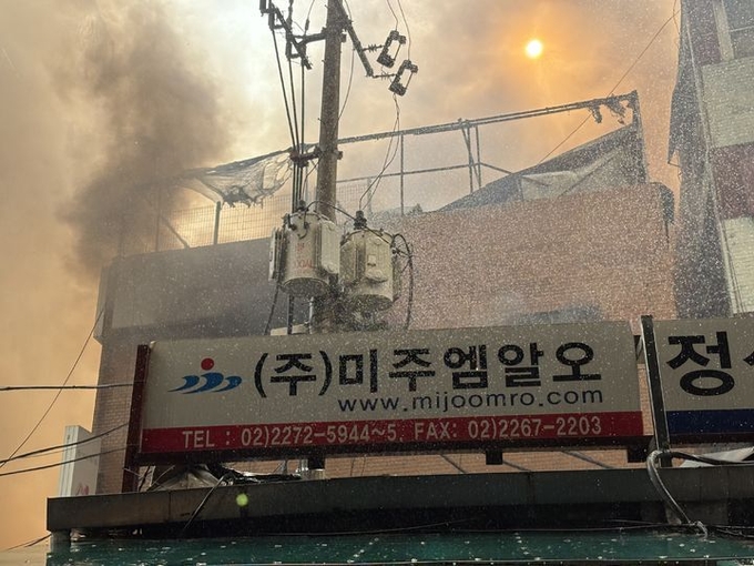 28일 오후 서울 중구 을지로 일대의 건물에서 화재로 인한 불길이 보이고 있다. 서울 중부소방서 등에 따르면 이날 오후 3시25분께 서울 중구 을지로 근린생활시설에서 화재가 발생했다. 소방 당국은 인원 171명과 장비 49대를 통원해 불길을 잡고 있다. ⓒ 파이낸셜데일리 / 뉴시스