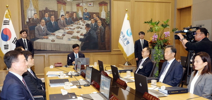 이창용 한국은행 총재가 17일 서울 중구 한국은행 본관에서 금융통화위원회 본회의를 주재하고 있다. ⓒ 파이낸셜데일리 / 뉴시스