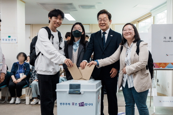 이재명 더불어민주당 대선후보가 제21대 대통령 선거 사전투표 첫날인 29일 서울 서대문구 신촌동 주민센터 투표소에서 청년들과 함께 사전투표를 하고 있다. ⓒ 파이낸셜데일리 / 뉴시스